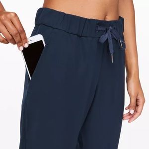 Lululemon On The Fly 7/8 pant in Navy.
